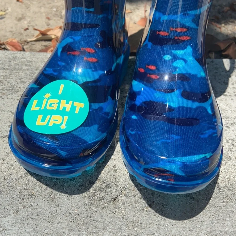 WESTERN CHIEF SHARK BLUE CAMO LIGHT UP RAINBOOTS SZ 6 PVC RAIN BOOTS NEW